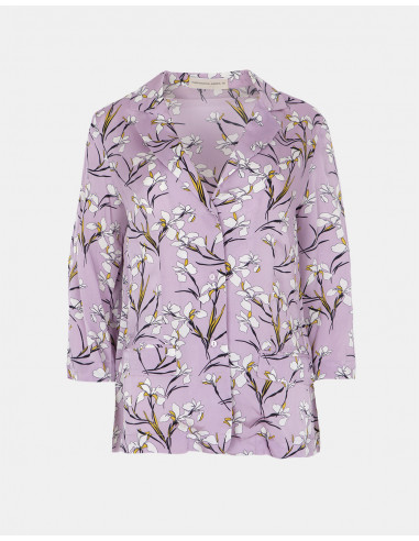 Camisa pijamera violeta con flores. -...